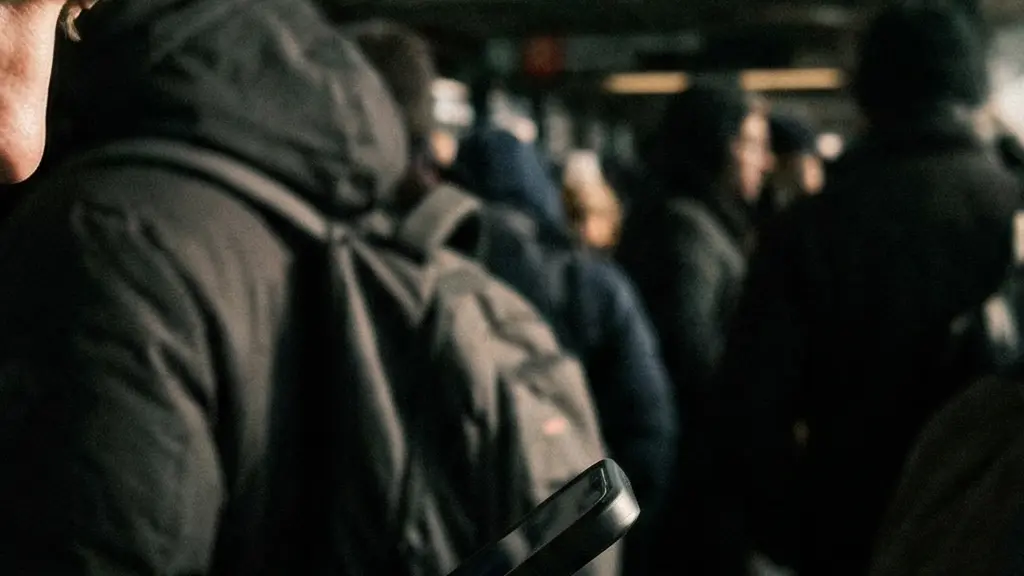 Bahnsteig mit Pendlern zeigt unterschiedliche Auslastung zu verschiedenen Tageszeiten